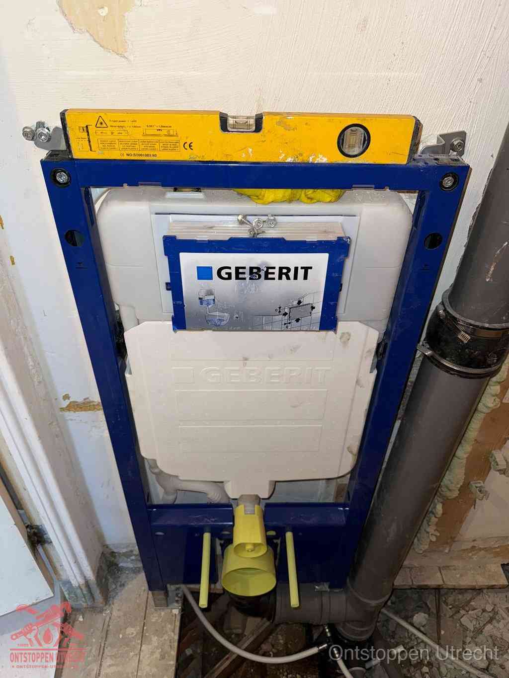 Een Geberit inbouwreservoir met frame voor een hangtoilet tegen de wand, met de afvoerbocht naar de vloer, kenmerkend voor een verstopt hangtoilet in Utrecht