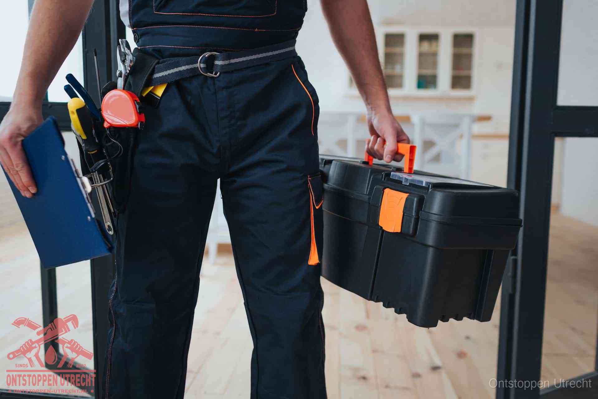 Een monteur met gereedschapsriem en klembord, klaar om een transparante prijs voor het wc ontstoppen in Utrecht te geven