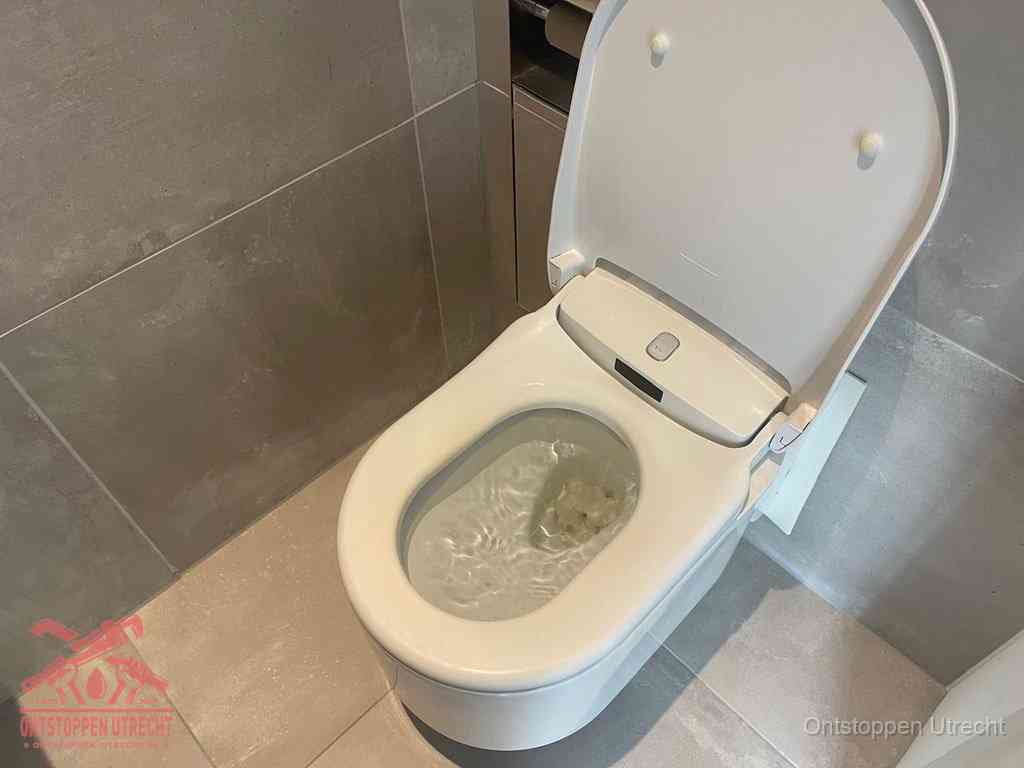 Een toiletpot vol troebel water met drijvend papier en restanten, de meest voorkomende oorzaak van een verstopte wc in Utrecht