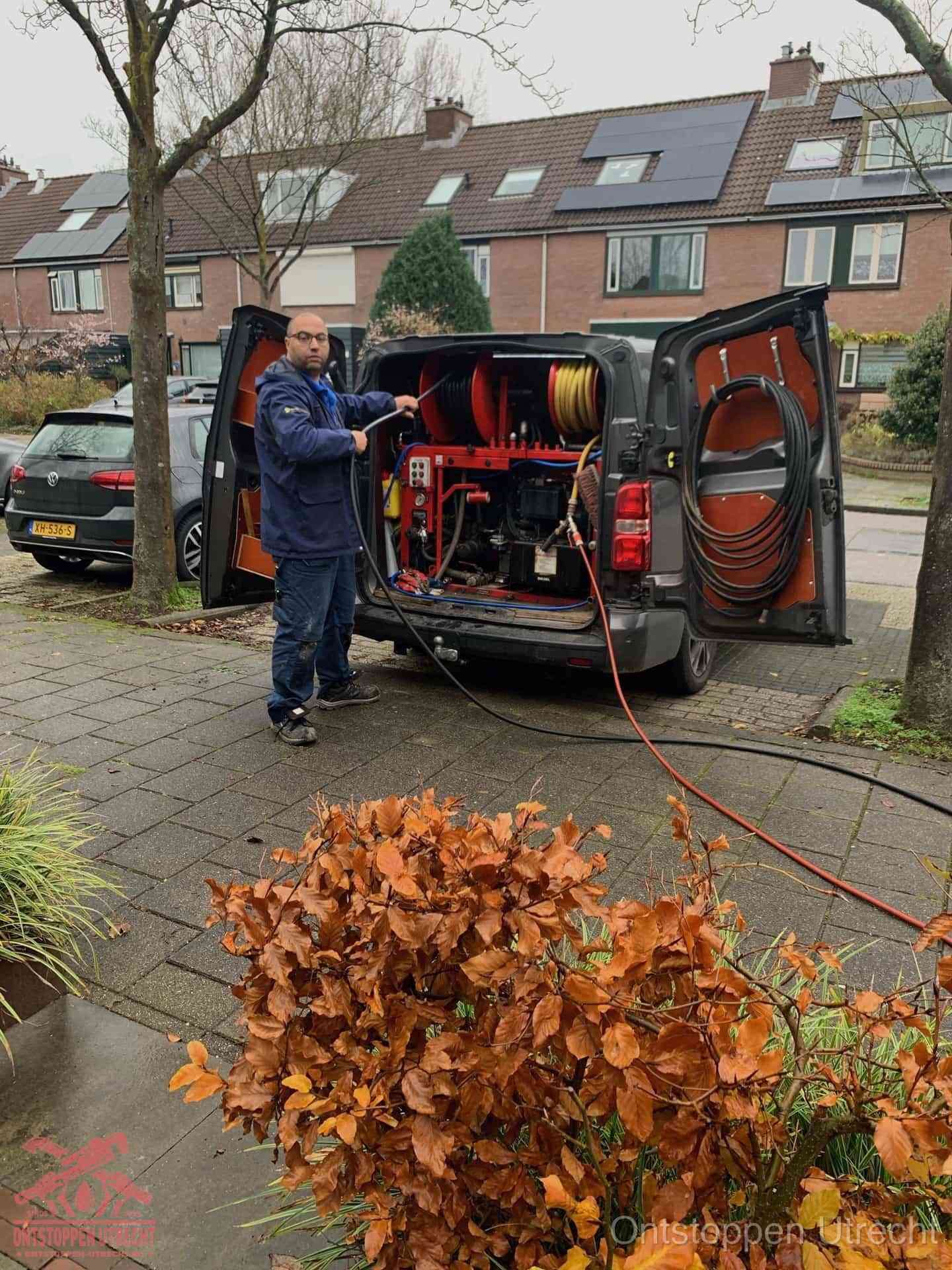 Rioolservice in de wijk in Utrecht