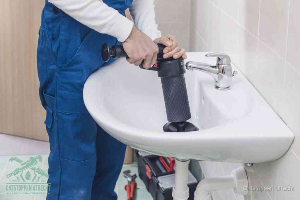 Een te ruwe doe-het-zelf poging met een hand-pomp op de afvoer van een badkamer-wastafel, een van de veelgemaakte fouten bij afvoer ontstoppen in Utrecht
