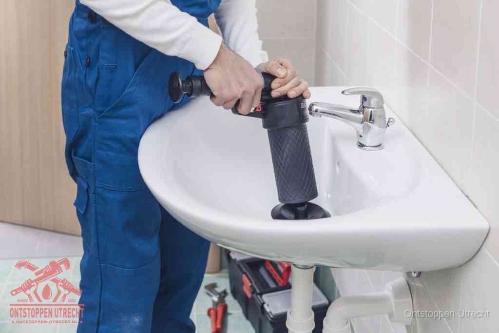 Een te ruwe doe-het-zelf poging met een handmatige perslucht-ontstopper op een sanitair-afvoer, een van de veelgemaakte fouten bij wc ontstoppen in Utrecht